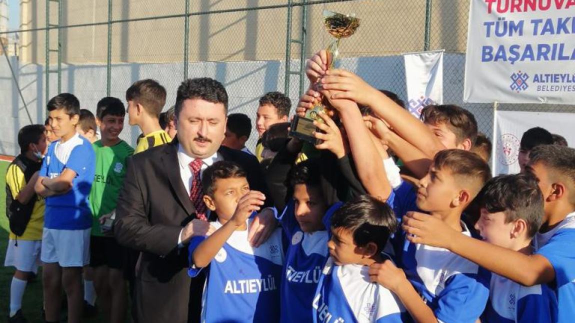 Okulumuz Roman Cup Futbol Turnuvası 2.'si Oldu.
